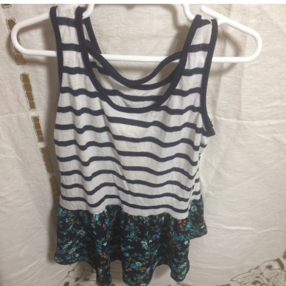 Lilly bleu sleeveless floral top - Picture 2 of 3